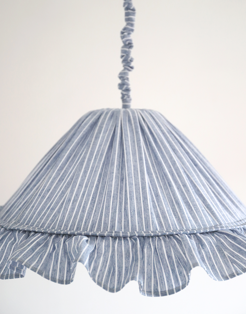 Suspension Emilia en tissu rayé bleu et blanc à volant plissé main, fabriquée en France par Hautlalampe