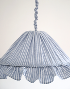 Suspension Emilia en tissu rayé bleu et blanc à volant plissé main, fabriquée en France par Hautlalampe