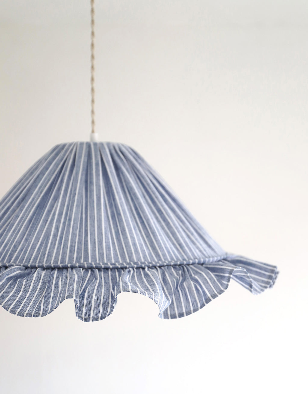Suspension Emilia en tissu rayé bleu et blanc à volant plissé main, fabriquée en France par Hautlalampe
