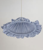 Suspension Emilia en tissu rayé bleu et blanc à volant plissé main, fabriquée en France par Hautlalampe