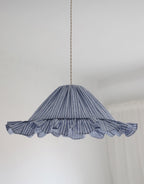 Suspension Emilia en tissu rayé bleu et blanc à volant plissé main, fabriquée en France par Hautlalampe