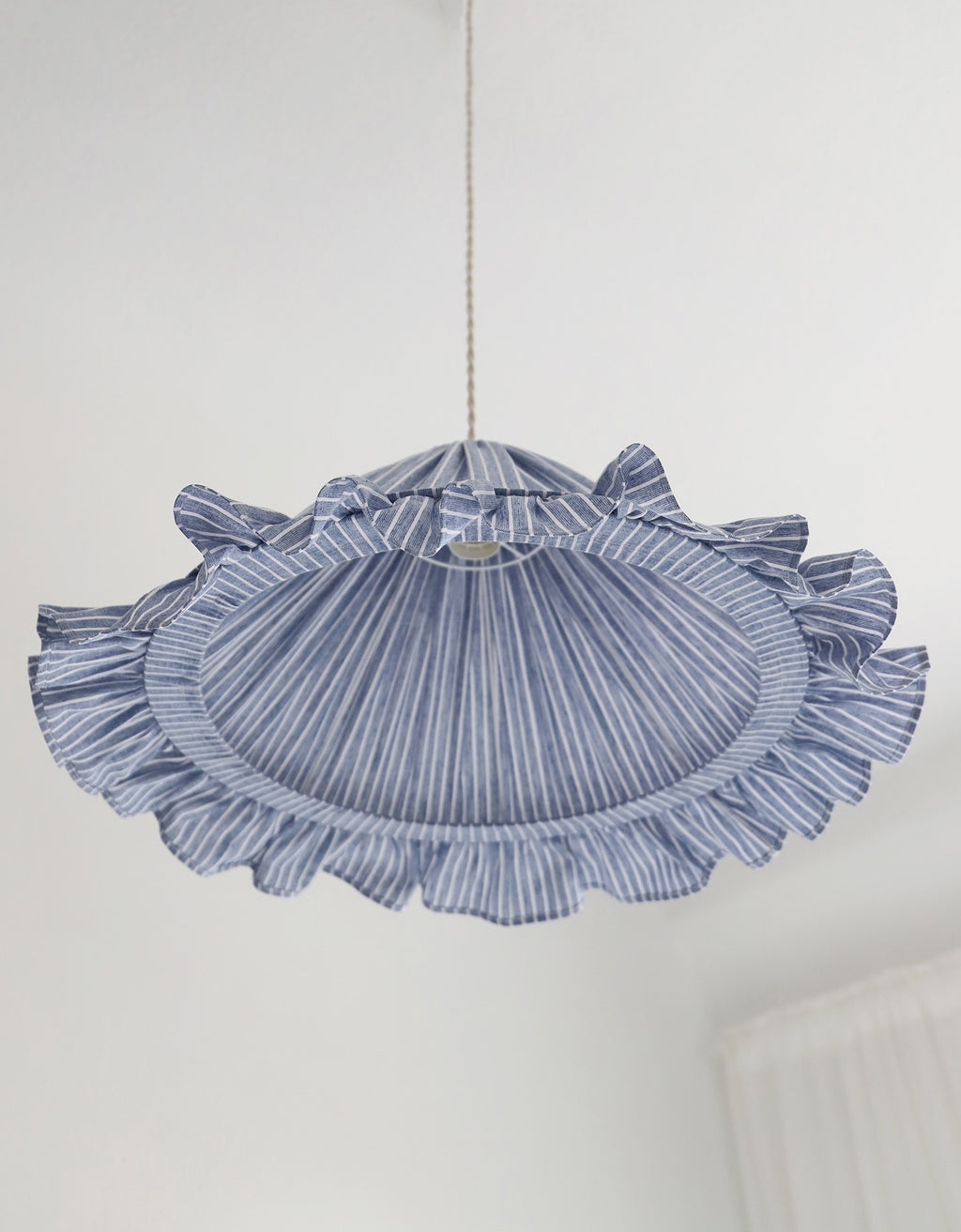 Suspension Emilia en tissu rayé bleu et blanc à volant plissé main, fabriquée en France par Hautlalampe