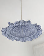 Suspension Emilia en tissu rayé bleu et blanc à volant plissé main, fabriquée en France par Hautlalampe