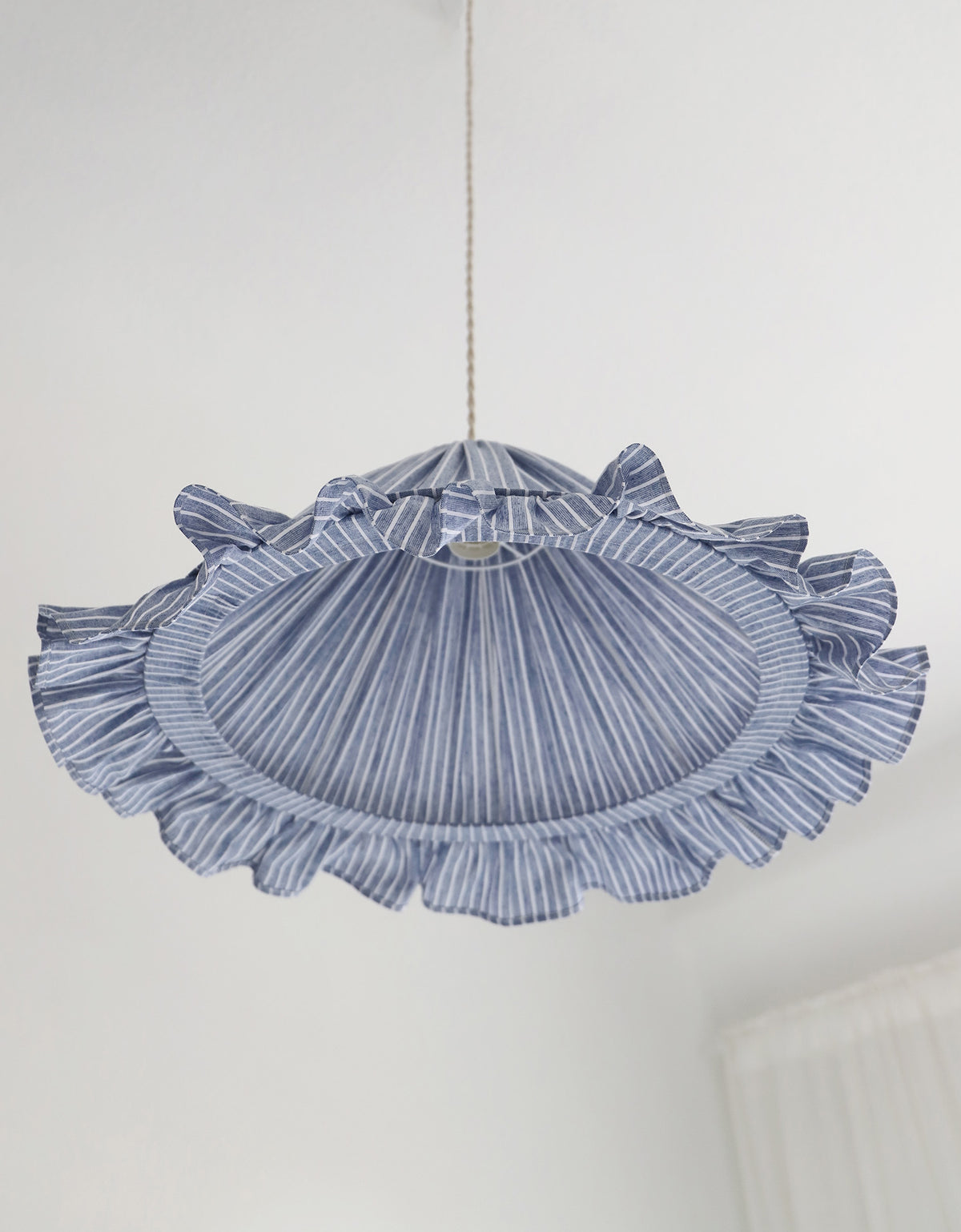 Suspension Emilia en tissu rayé bleu et blanc à volant plissé main, fabriquée en France par Hautlalampe