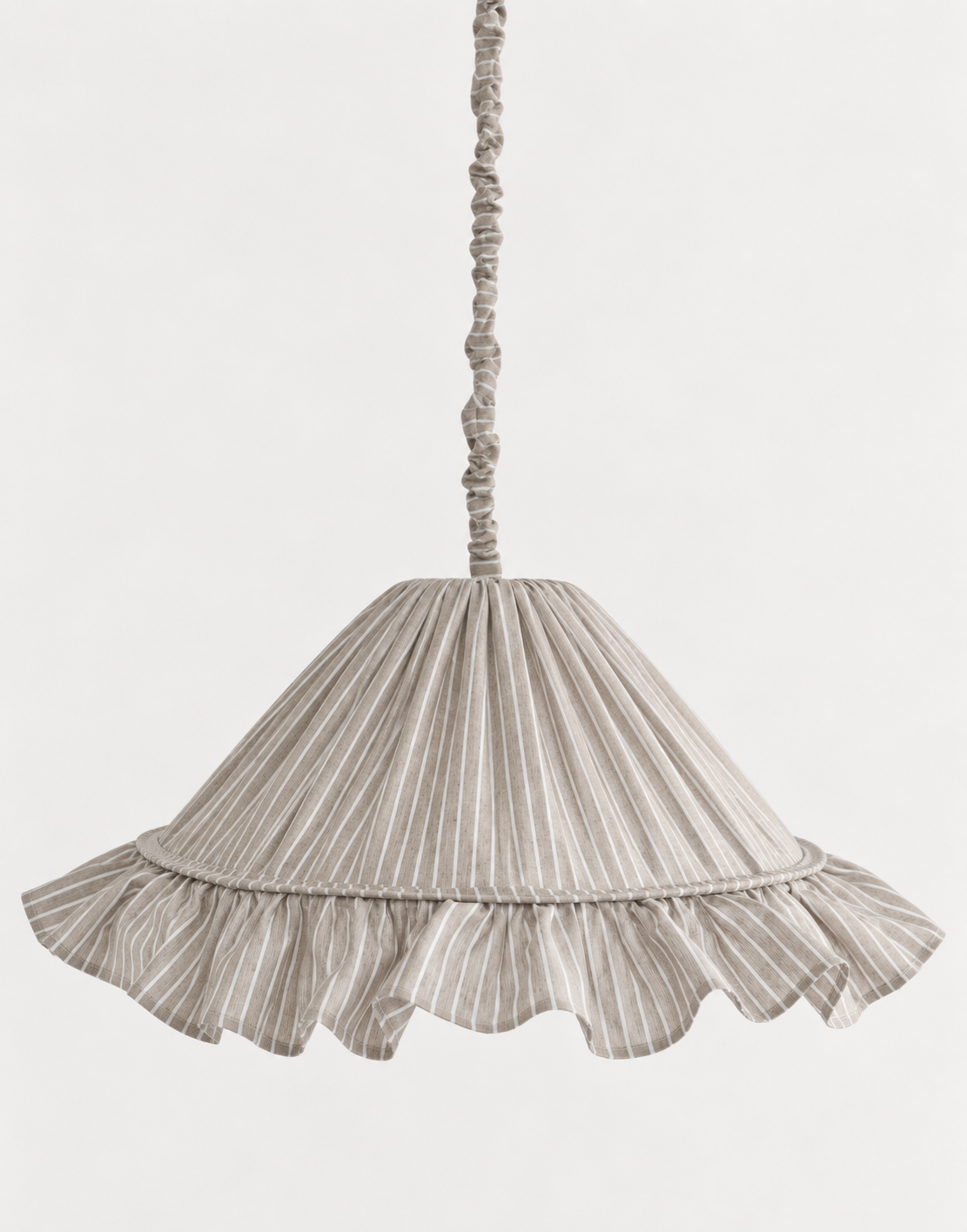 Suspension Emilia en tissu rayé olive et blanc à volant plissé main, fabriquée en France par Hautlalampe