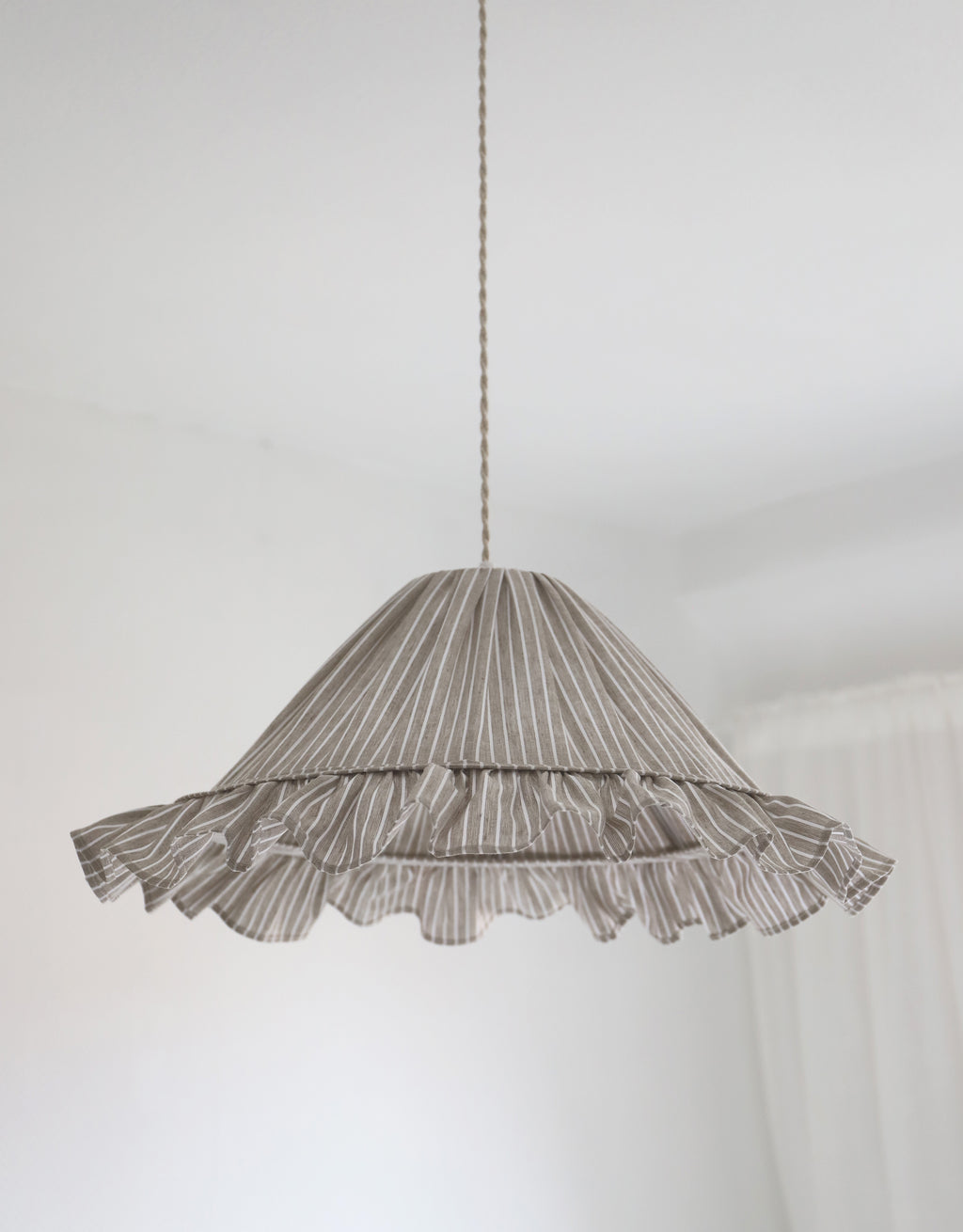 Suspension Emilia en tissu rayé olive et blanc à volant plissé main, fabriquée en France par Hautlalampe