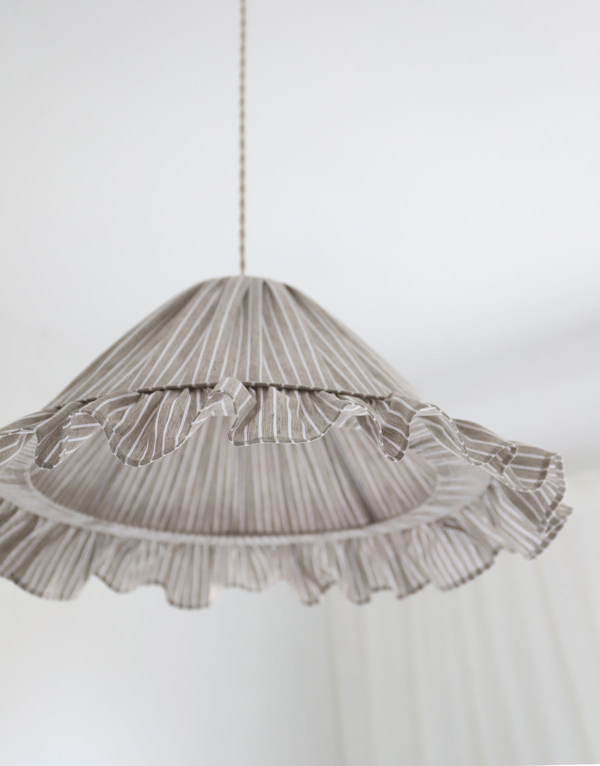 Suspension Emilia en tissu rayé olive et blanc à volant plissé main, fabriquée en France par Hautlalampe