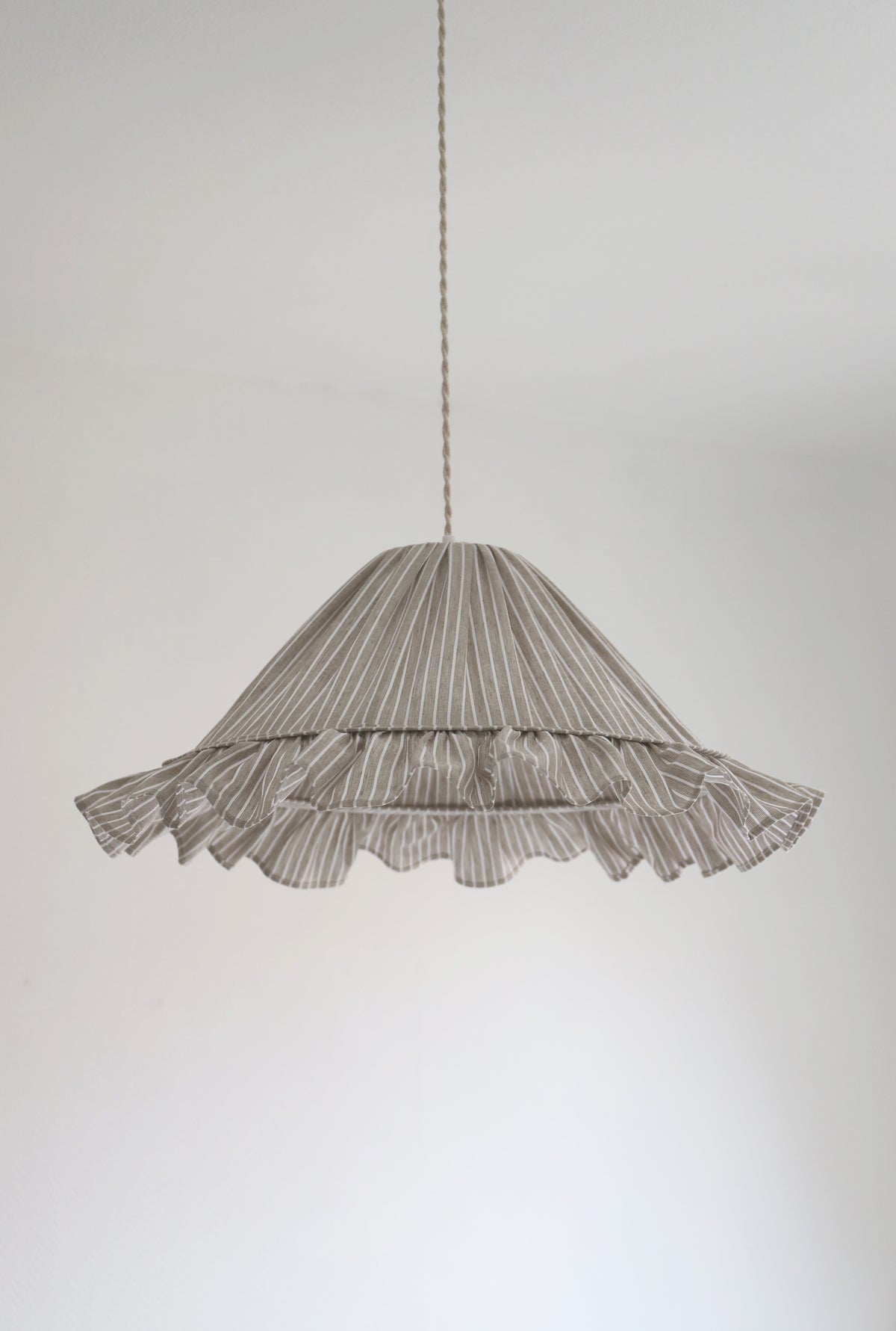 Suspension Emilia en tissu rayé olive et blanc à volant plissé main, fabriquée en France par Hautlalampe