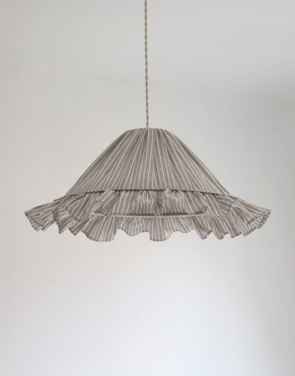 Suspension Emilia en tissu rayé olive et blanc à volant plissé main, fabriquée en France par Hautlalampe