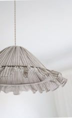 Suspension Emilia en tissu rayé olive et blanc à volant plissé main, fabriquée en France par Hautlalampe