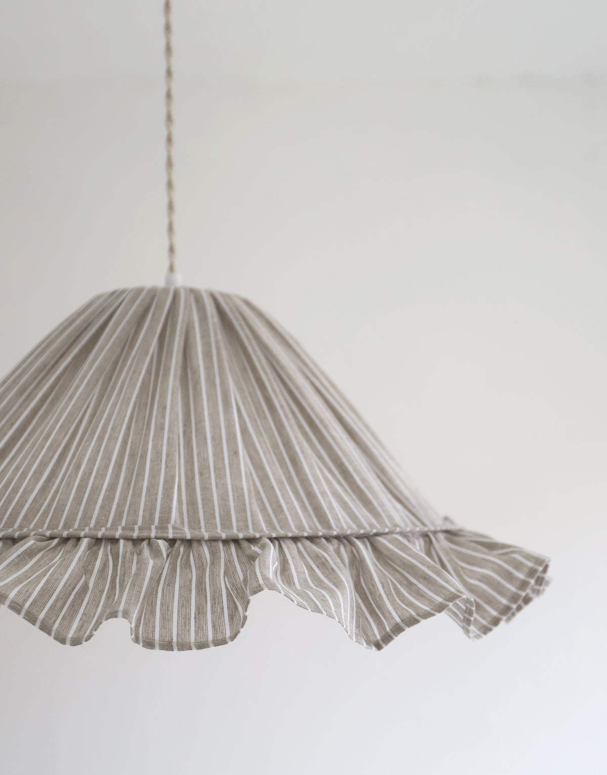 Suspension Emilia en tissu rayé olive et blanc à volant plissé main, fabriquée en France par Hautlalampe