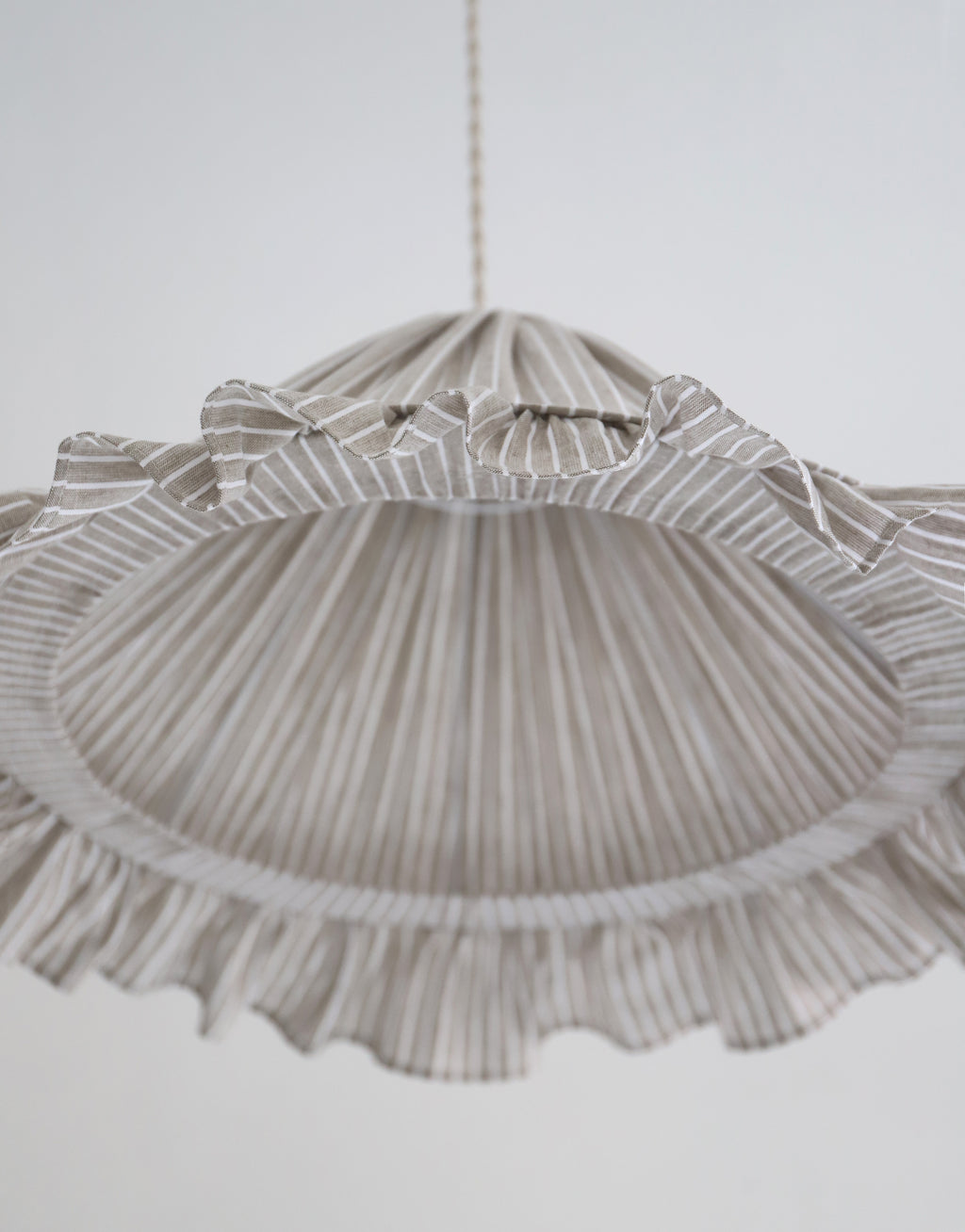 Suspension Emilia en tissu rayé olive et blanc à volant plissé main, fabriquée en France par Hautlalampe