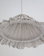 Suspension Emilia en tissu rayé olive et blanc à volant plissé main, fabriquée en France par Hautlalampe