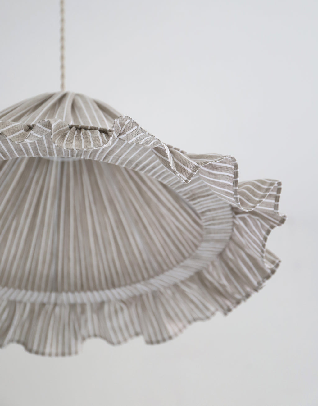 Suspension Emilia en tissu rayé olive et blanc à volant plissé main, fabriquée en France par Hautlalampe