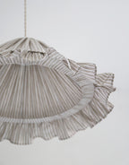 Suspension Emilia en tissu rayé olive et blanc à volant plissé main, fabriquée en France par Hautlalampe