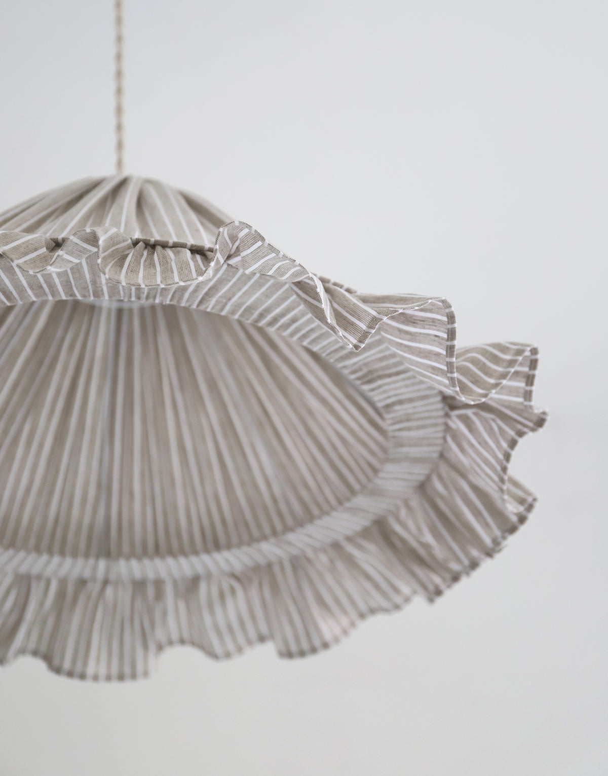 Suspension Emilia en tissu rayé olive et blanc à volant plissé main, fabriquée en France par Hautlalampe