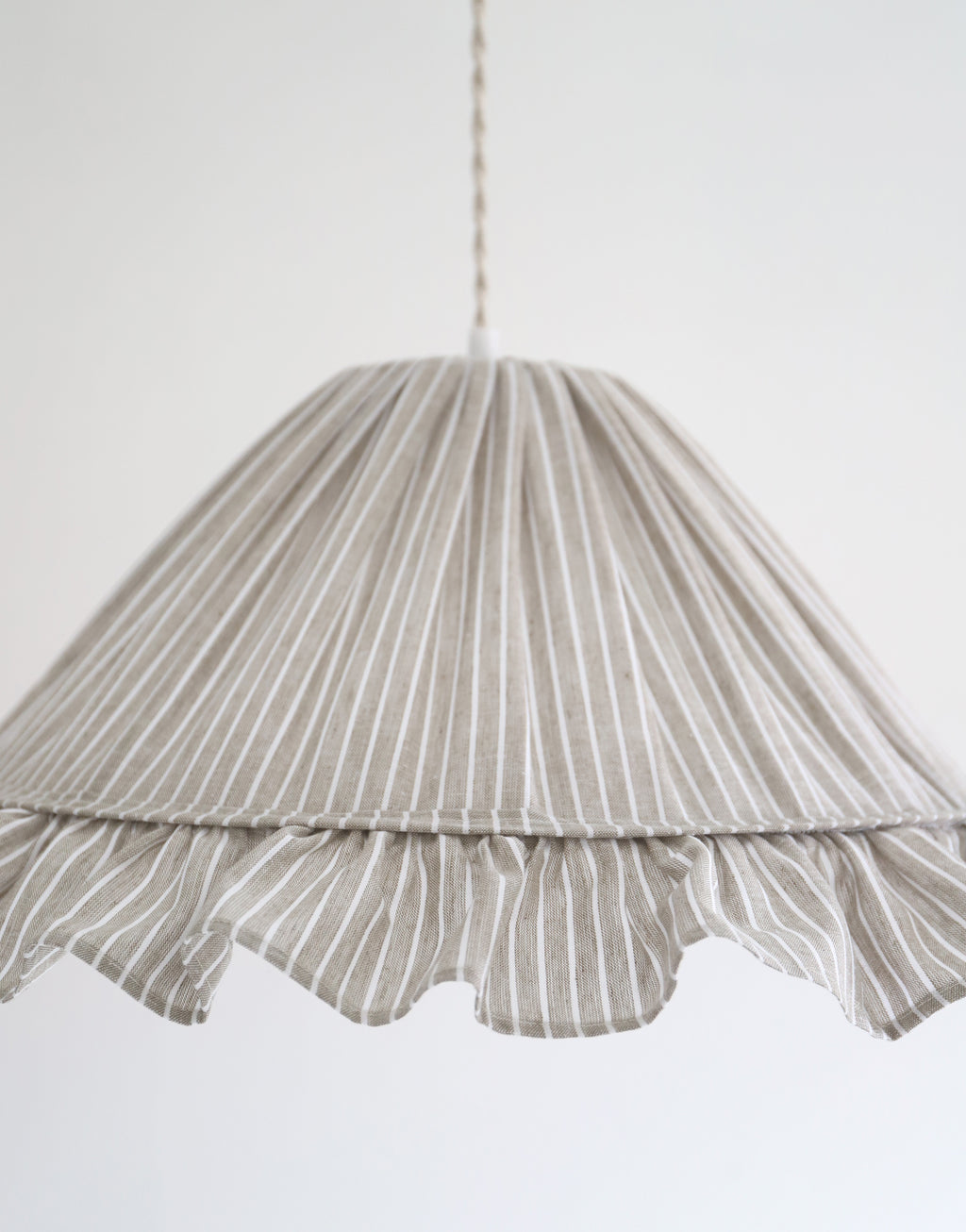 Suspension Emilia en tissu rayé olive et blanc à volant plissé main, fabriquée en France par Hautlalampe