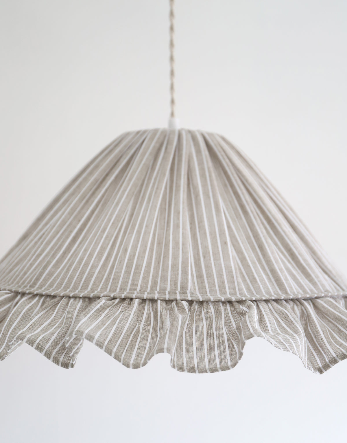 Suspension Emilia en tissu rayé olive et blanc à volant plissé main, fabriquée en France par Hautlalampe