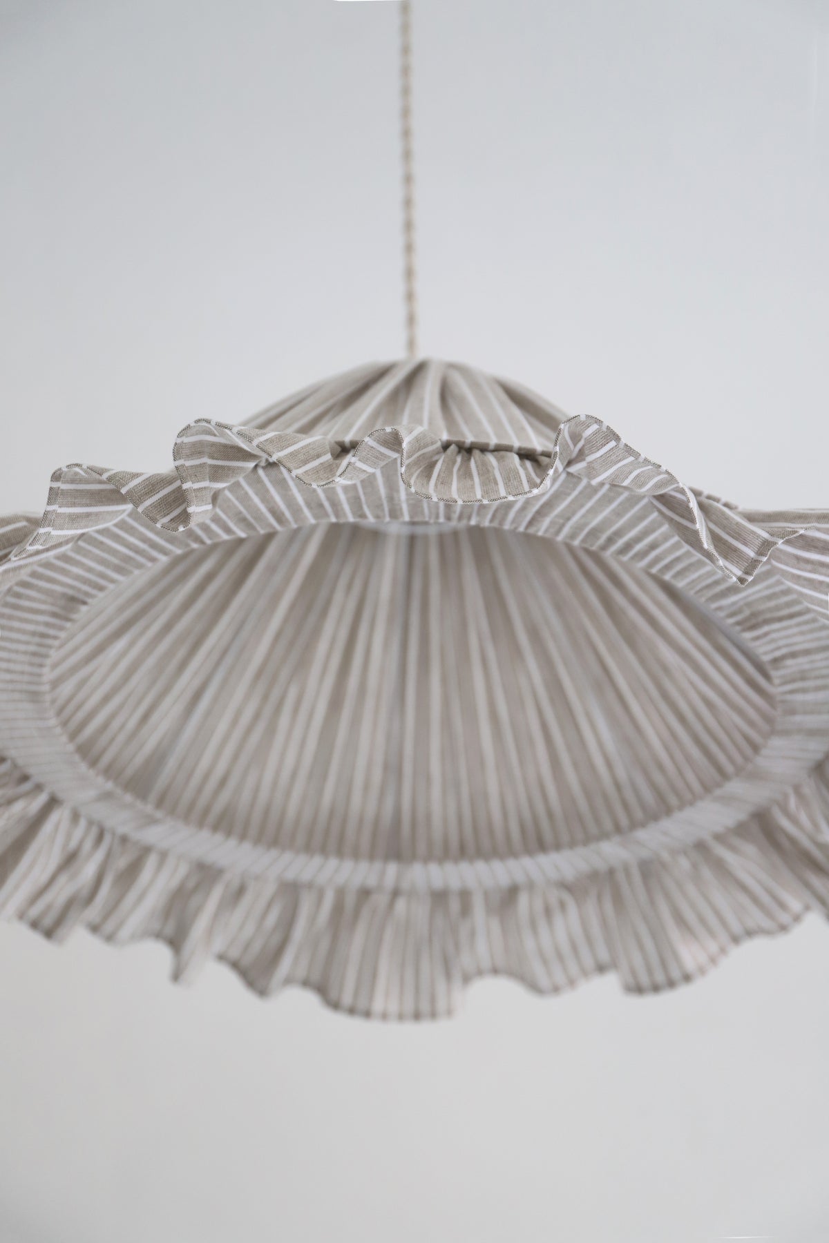 Suspension Emilia en tissu rayé olive et blanc à volant plissé main, fabriquée en France par Hautlalampe