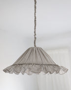 Suspension Emilia en tissu rayé olive et blanc à volant plissé main, fabriquée en France par Hautlalampe