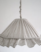 Suspension Emilia en tissu rayé olive et blanc à volant plissé main, fabriquée en France par Hautlalampe