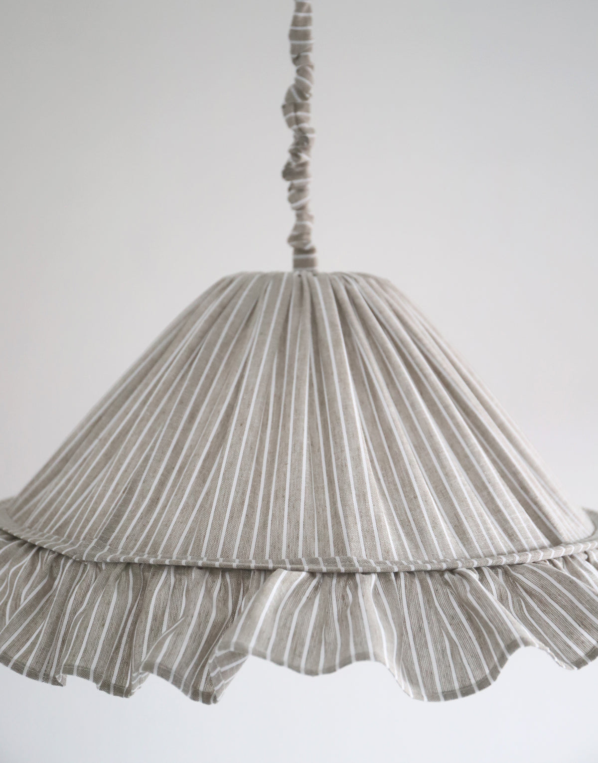 Suspension Emilia en tissu rayé olive et blanc à volant plissé main, fabriquée en France par Hautlalampe