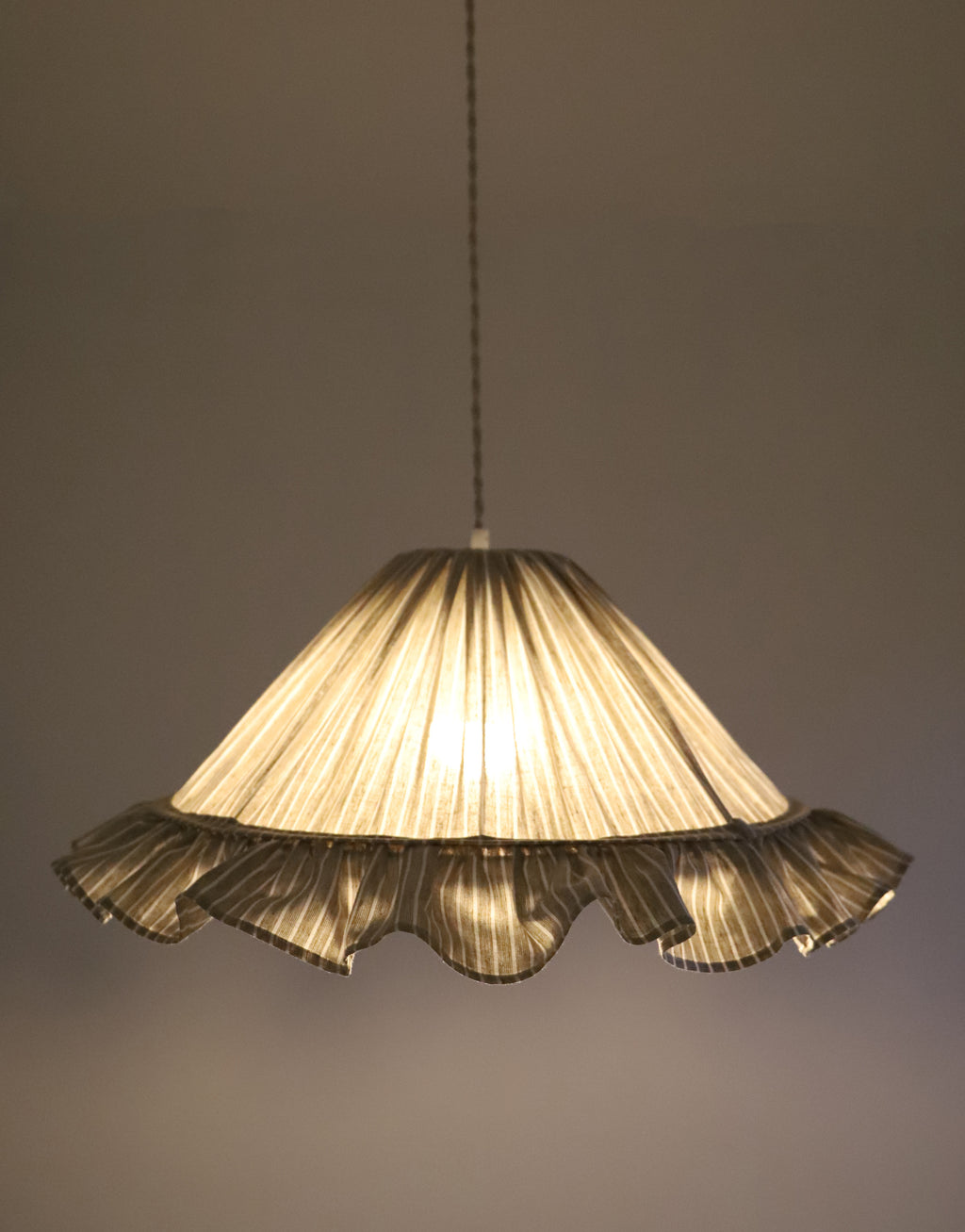 Suspension Emilia en tissu rayé olive et blanc à volant plissé main, fabriquée en France par Hautlalampe