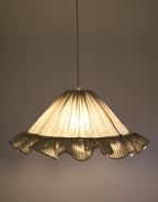 Suspension Emilia en tissu rayé olive et blanc à volant plissé main, fabriquée en France par Hautlalampe