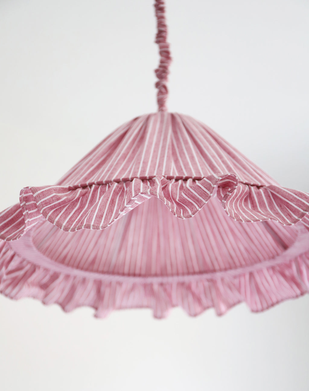 Suspension Emilia en tissu rayé rouge et blanc à volant plissé main, fabriquée en France par Hautlalampe