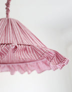 Suspension Emilia en tissu rayé rouge et blanc à volant plissé main, fabriquée en France par Hautlalampe