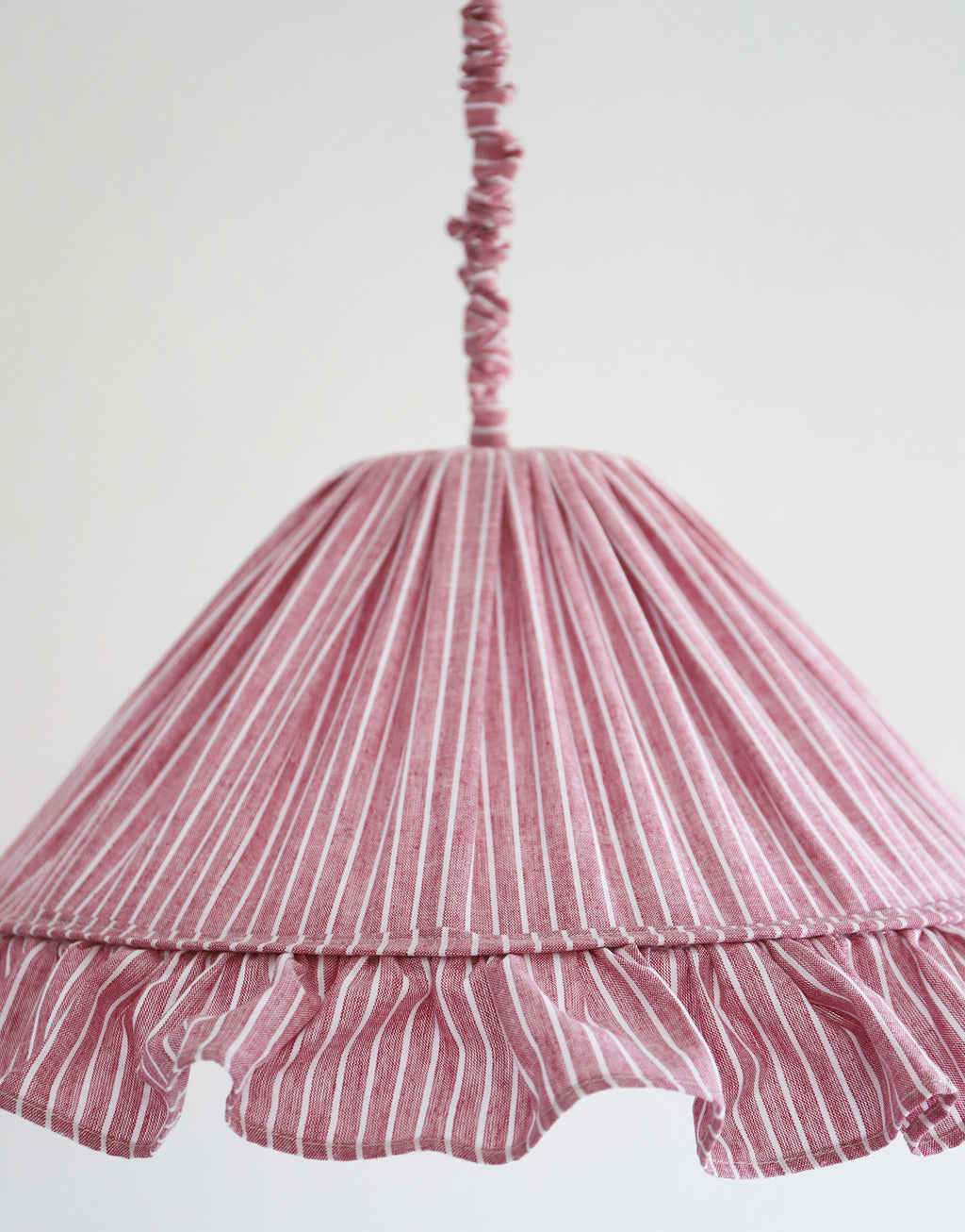 Suspension Emilia en tissu rayé rouge et blanc à volant plissé main, fabriquée en France par Hautlalampe