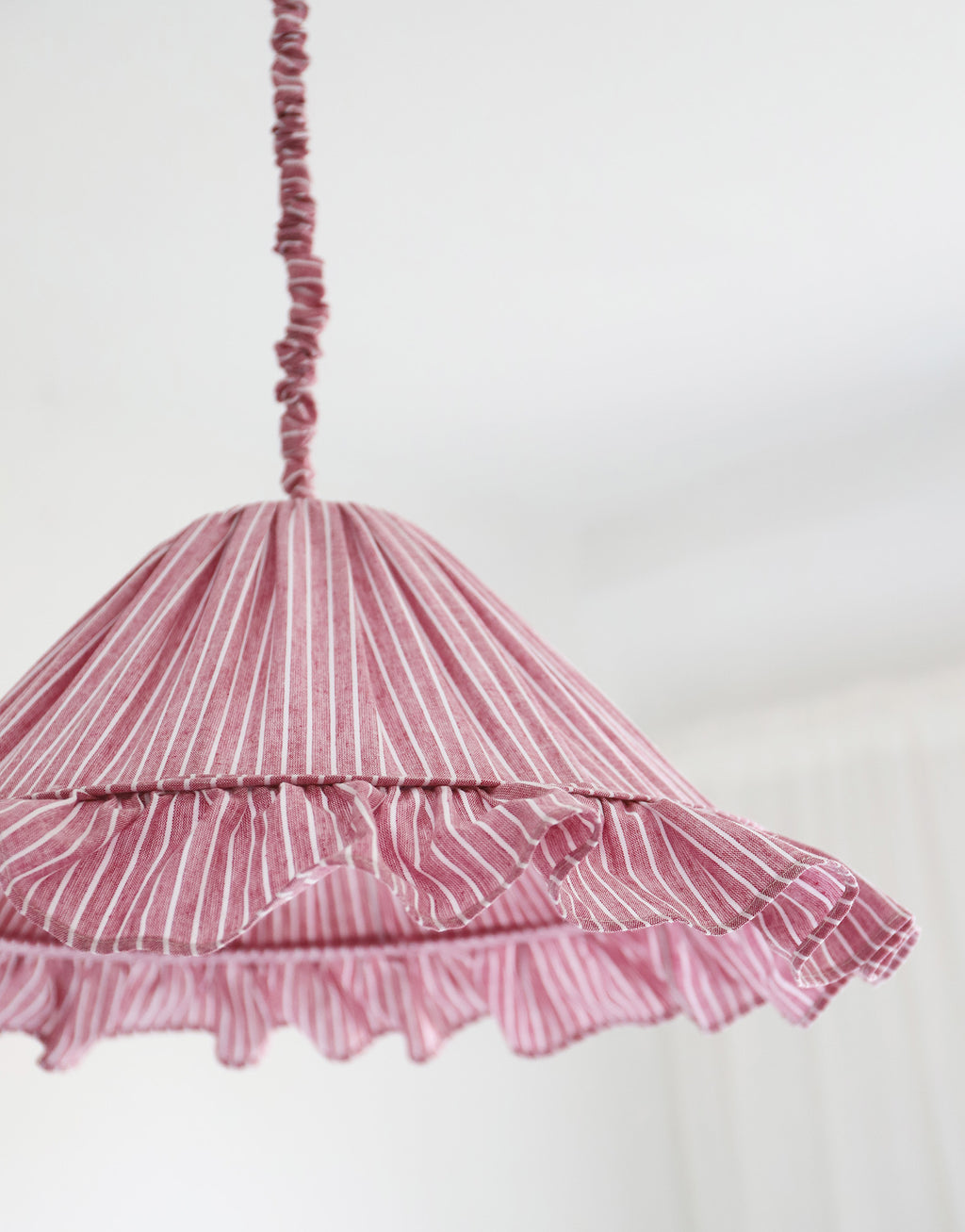 Suspension Emilia en tissu rayé rouge et blanc à volant plissé main, fabriquée en France par Hautlalampe