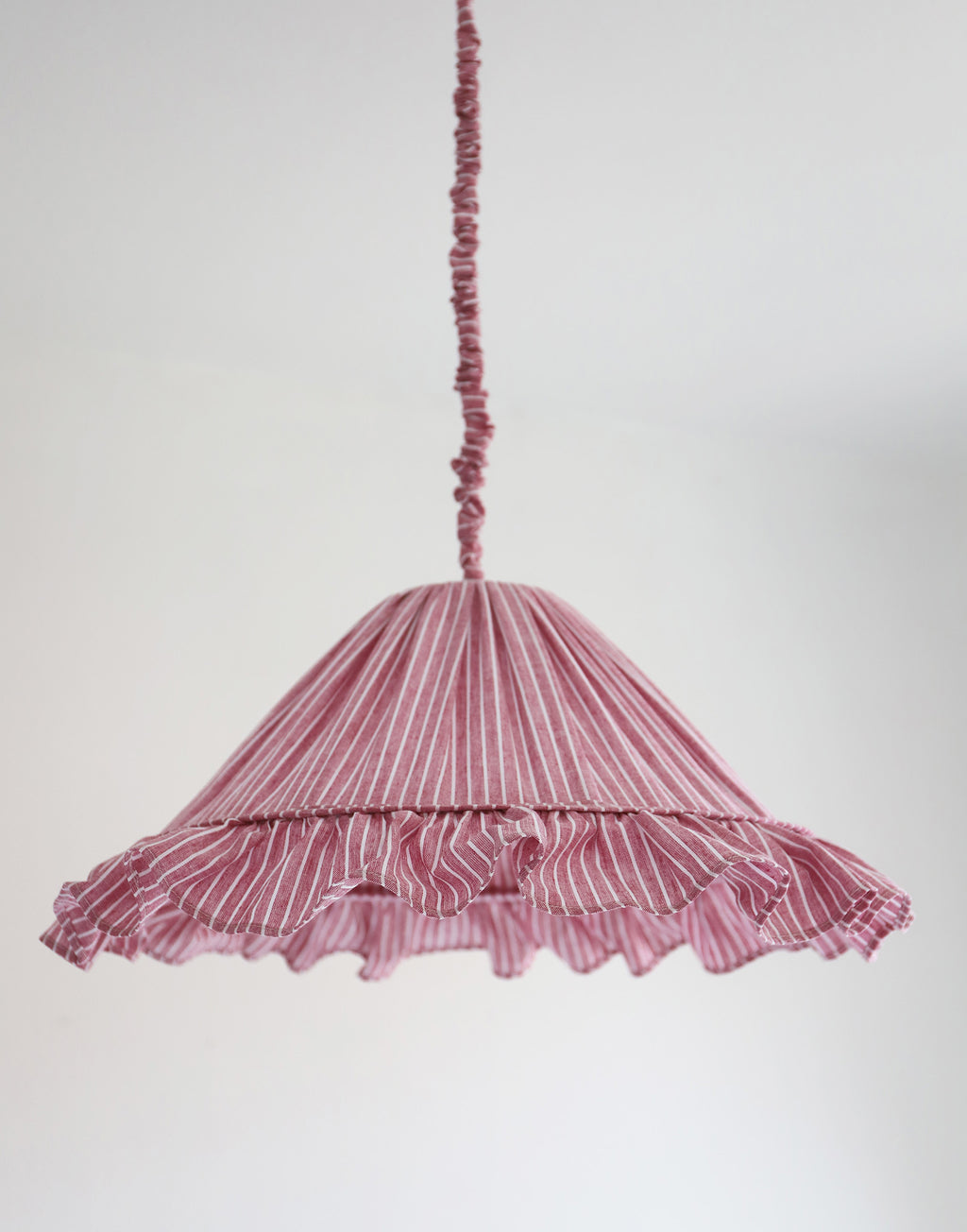 Suspension Emilia en tissu rayé rouge et blanc à volant plissé main, fabriquée en France par Hautlalampe