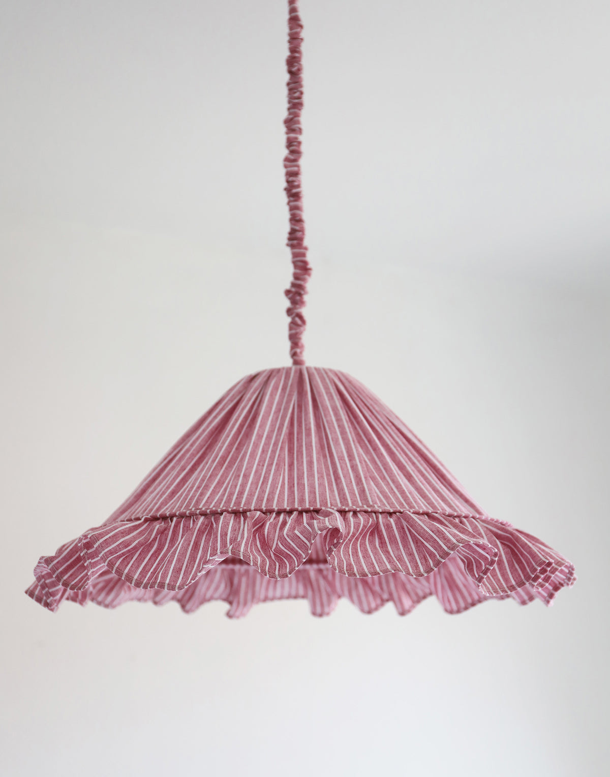 Suspension Emilia en tissu rayé rouge et blanc à volant plissé main, fabriquée en France par Hautlalampe