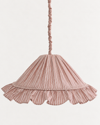 Suspension Emilia en tissu rayé terracotta et blanc à volant plissé main, fabriquée en France par Hautlalampe