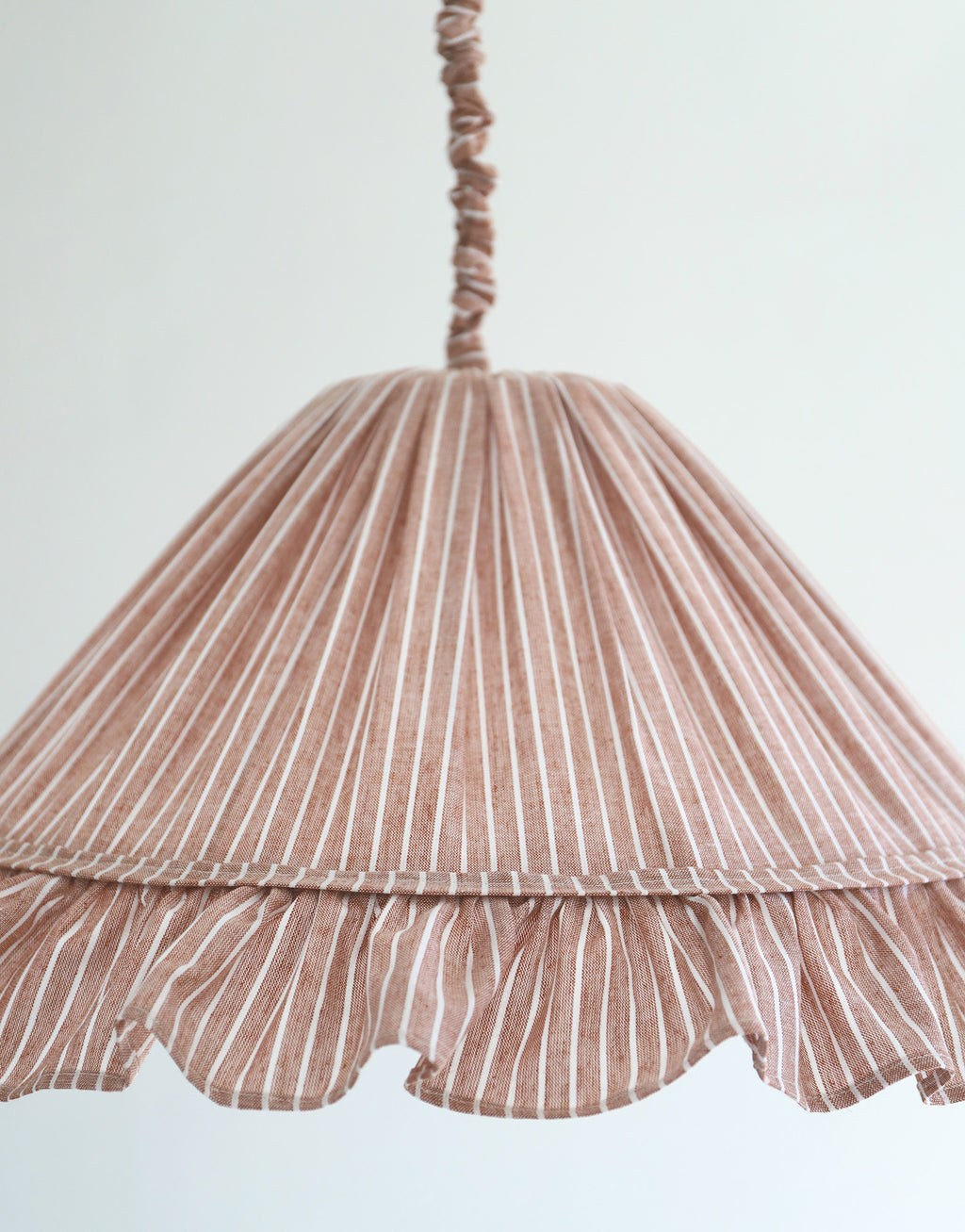 Suspension Emilia en tissu rayé terracotta et blanc à volant plissé main, fabriquée en France par Hautlalampe