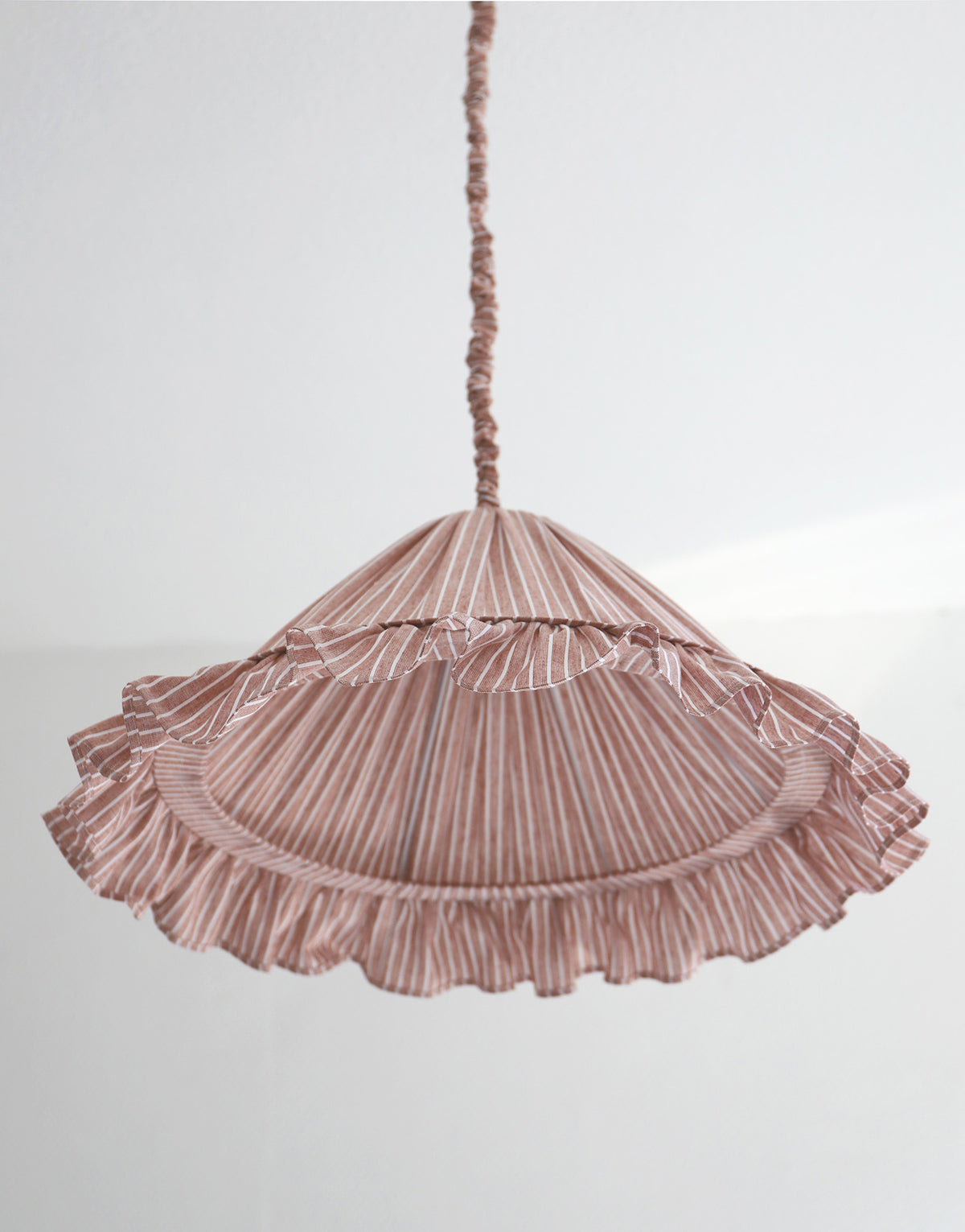 Suspension Emilia en tissu rayé terracotta et blanc à volant plissé main, fabriquée en France par Hautlalampe