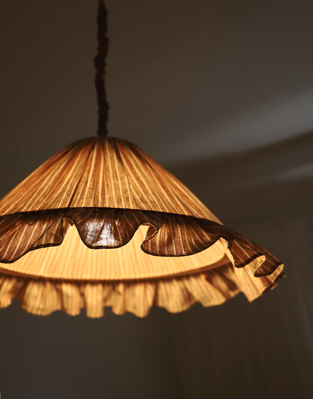 Suspension Emilia en tissu rayé terracotta et blanc à volant plissé main, fabriquée en France par Hautlalampe