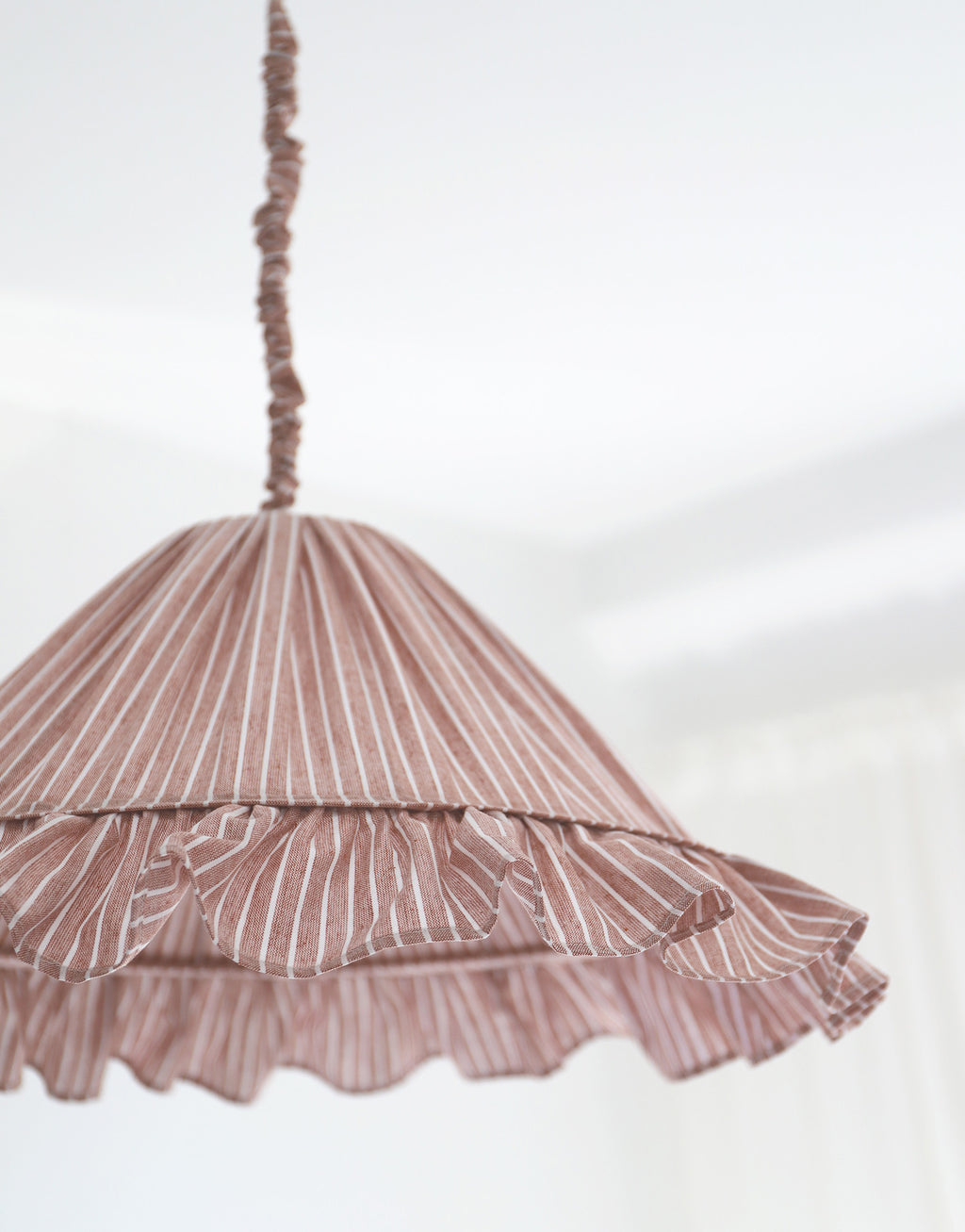 Suspension Emilia en tissu rayé terracotta et blanc à volant plissé main, fabriquée en France par Hautlalampe
