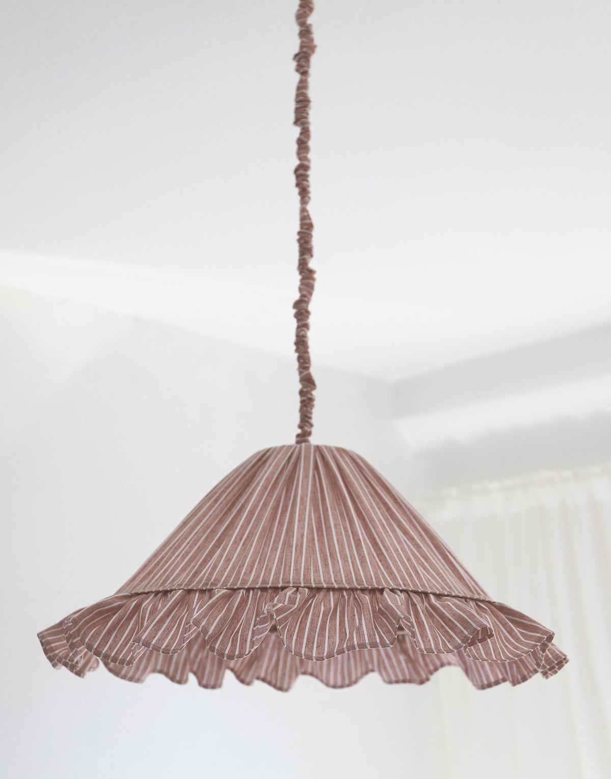 Suspension Emilia en tissu rayé terracotta et blanc à volant plissé main, fabriquée en France par Hautlalampe