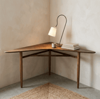 Table d’angle en bois brun, plateau en arc et pieds inclinés
