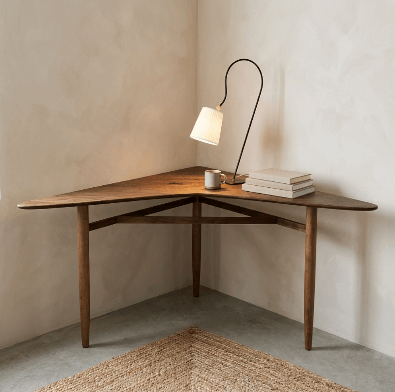 Table d’angle en bois brun, plateau en arc et pieds inclinés