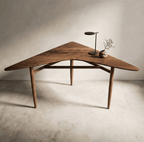 Table d’angle en bois brun, plateau asymétrique et pieds fuselés