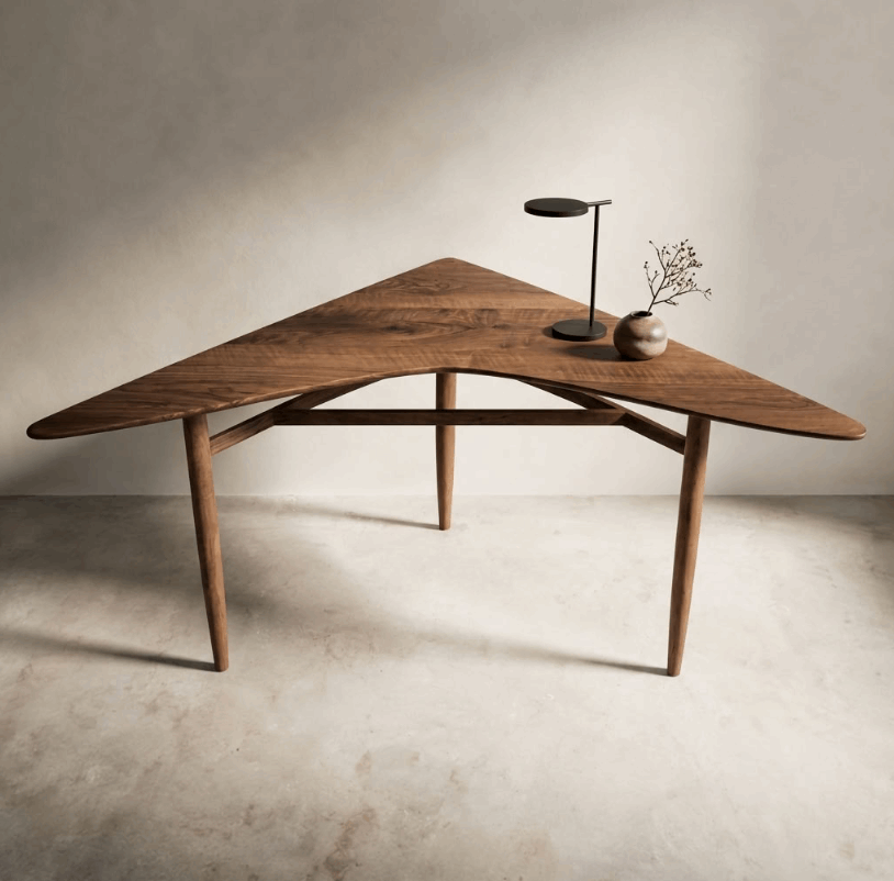 Table d’angle en bois brun, plateau asymétrique et pieds fuselés