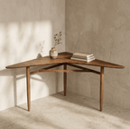 Table d’angle en bois brun, plateau triangulaire et pieds droits