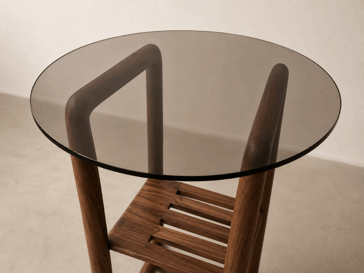 Table d’appoint ronde, plateau en verre fumé et structure en bois avec étagère à lattes.