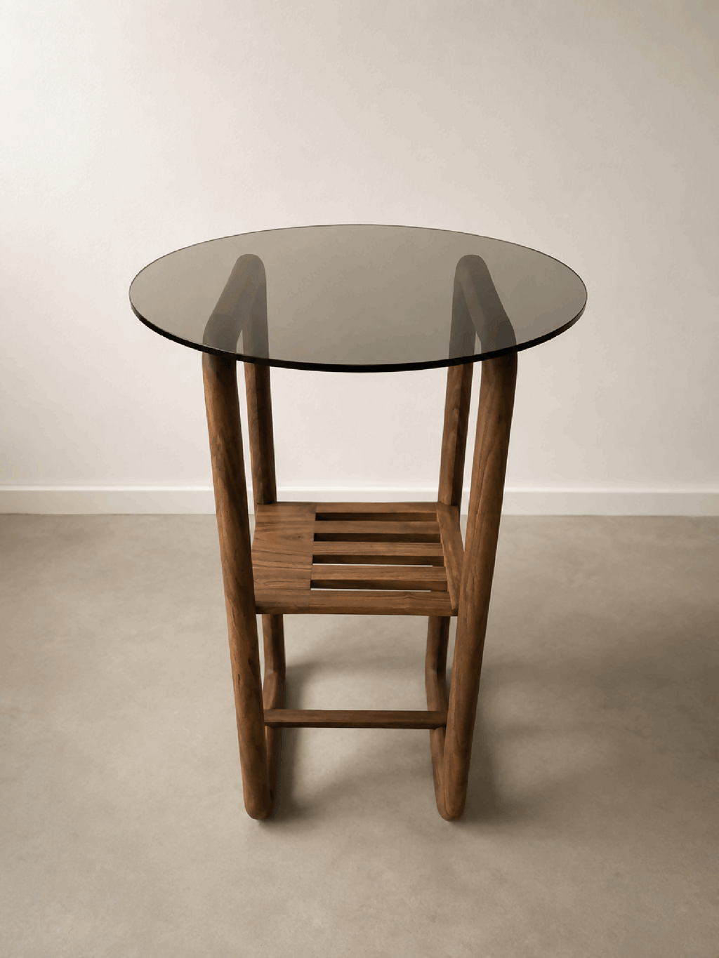 Table d’appoint ronde avec plateau en verre fumé et pieds en bois, étagère à lattes.