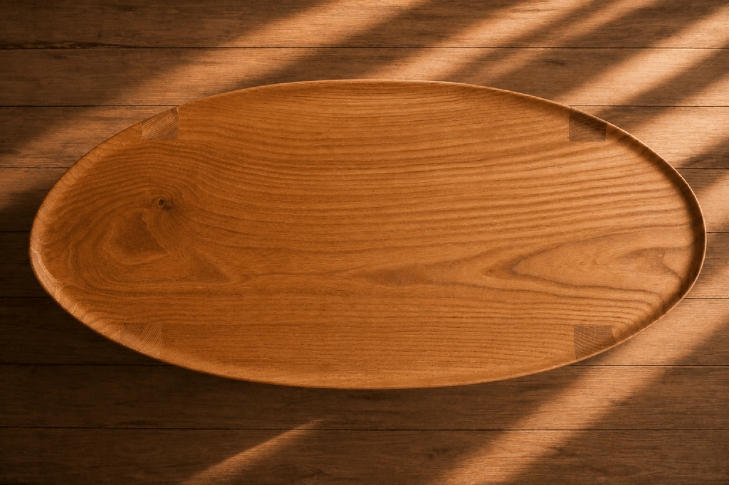 Plateau ovale en bois, veinage ondulé, bords arrondis, table basse.