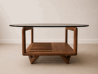 Table basse Darwin vue de côté : plateau rond en verre et piètement en bois