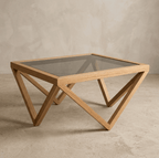 Table basse en bois clair, plateau en verre carré et structure à pieds en X